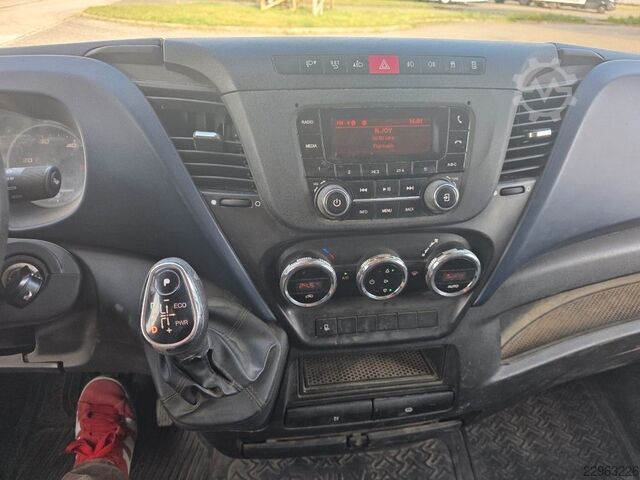 Magas tetős furgon IVECO 35S16, 1+2 Sitzer, Klima Automat, Trennwand, AHK