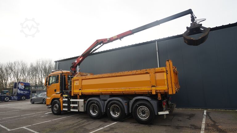 Vrachtwagen met kraan MAN TGS 35.440 8X4 2 SIDE TIPPER WITH HMF Z 1943 CR...