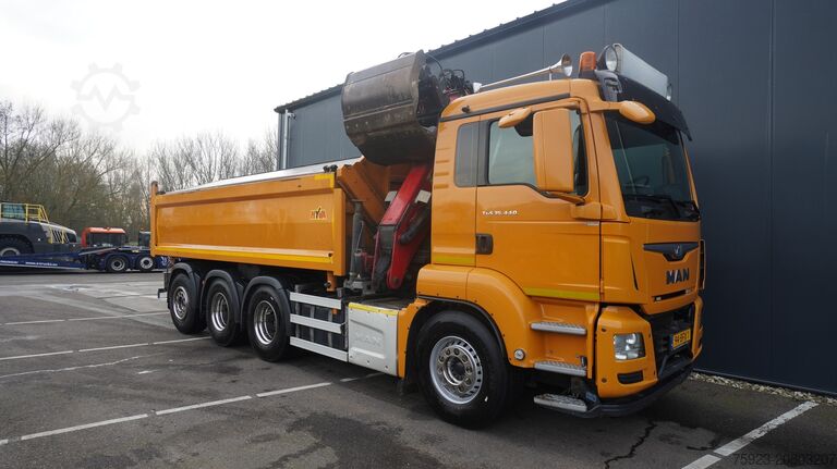 Vrachtwagen met kraan MAN TGS 35.440 8X4 2 SIDE TIPPER WITH HMF Z 1943 CR...