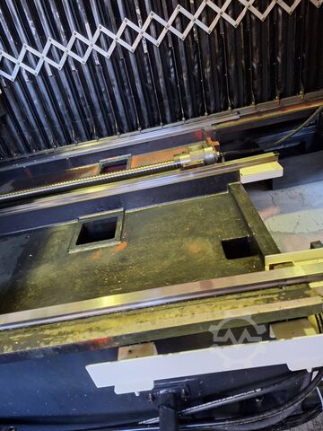 Vertikální obráběcí centrum Mazak VTC 300C II