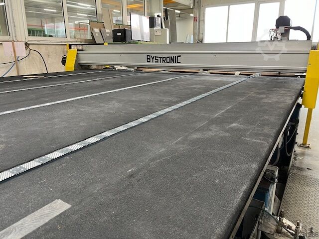 Table de découpe du verre Schneidelinie für Geteilte Bandmaße Bystronic