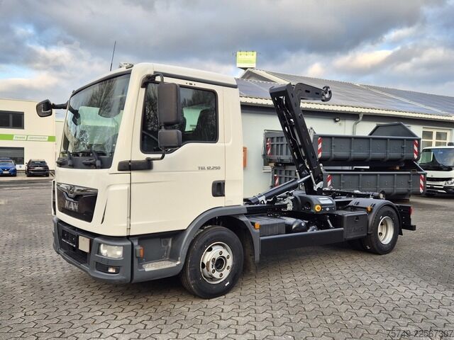 Haakarm vrachtwagen man TGL 12.250 BL City Abrollkipper  AHK Euro 6