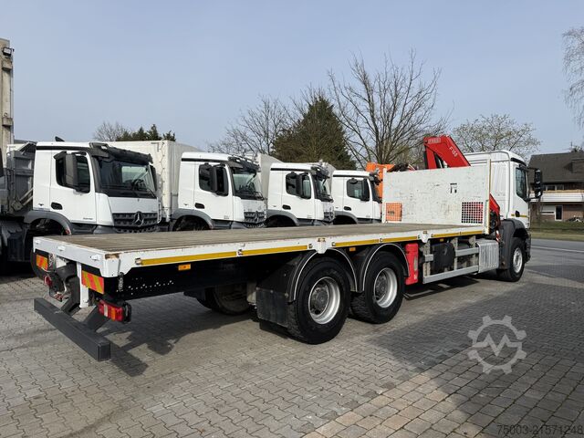 Camión de plataforma Mercedes-Benz Arocs 2636 6X4 Kran Fassi F155