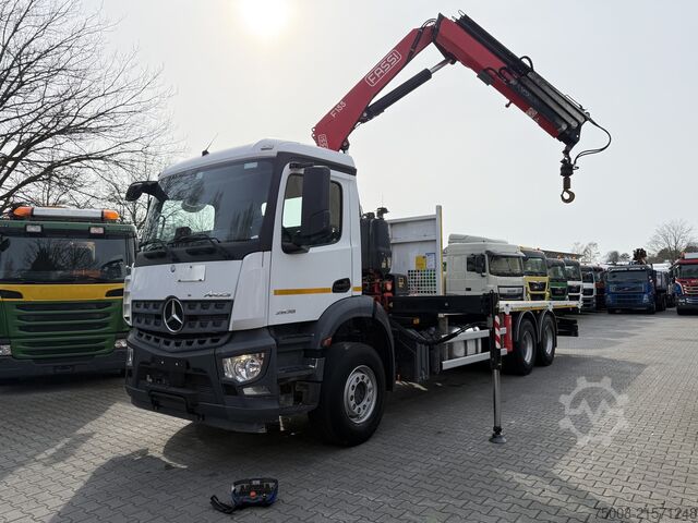 Camión de plataforma Mercedes-Benz Arocs 2636 6X4 Kran Fassi F155