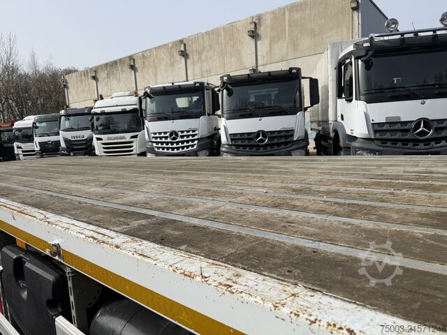Camión de plataforma Mercedes-Benz Arocs 2636 6X4 Kran Fassi F155