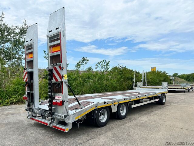 Reboque com plataforma rebaixada Möslein T 3-9,20 F  3 Achs Tieflader mit gerader Ladefläche 9 m, Neufahrzeug