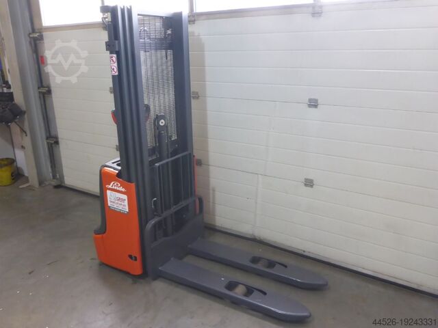 Stohovač palet Linde L12