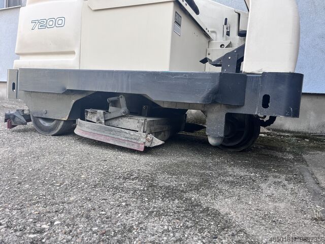 Zit-schrobzuigmachine Tennant 7200