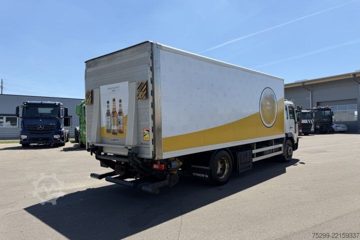 Vrachtwagen met bakwagen Volvo FL6H-250 4x2 Koffer/HB / Swiss-Vehicle