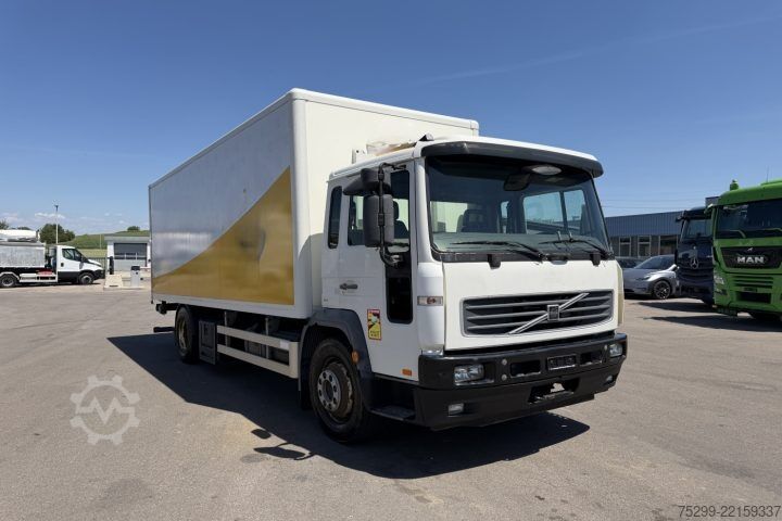 Vrachtwagen met bakwagen Volvo FL6H-250 4x2 Koffer/HB / Swiss-Vehicle