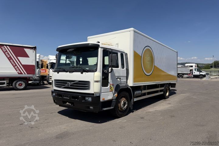 Vrachtwagen met bakwagen Volvo FL6H-250 4x2 Koffer/HB / Swiss-Vehicle