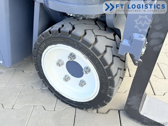 čtyřcestný vysokozdvižný vozík Combilift CB2500 GAS TRIPLEX 4900 FORK POSITIONER
