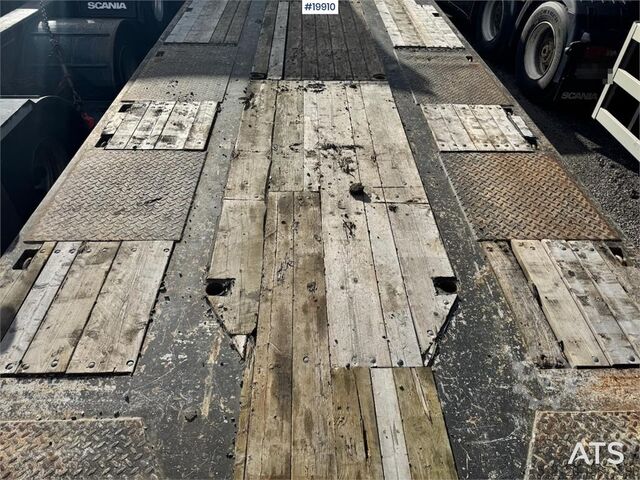 Low loader Istrail Machinery Semi-trailer w/ Hydraulic bridges.