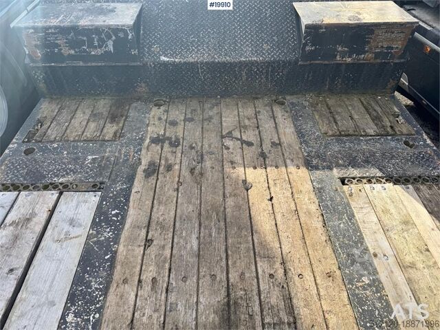 Low loader Istrail Machinery Semi-trailer w/ Hydraulic bridges.