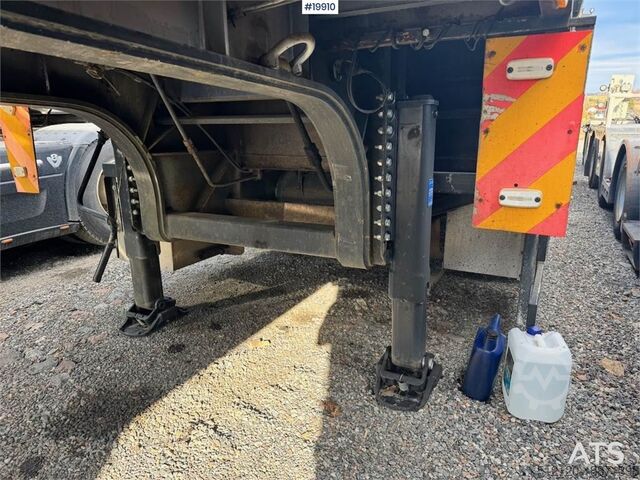 Low loader Istrail Machinery Semi-trailer w/ Hydraulic bridges.