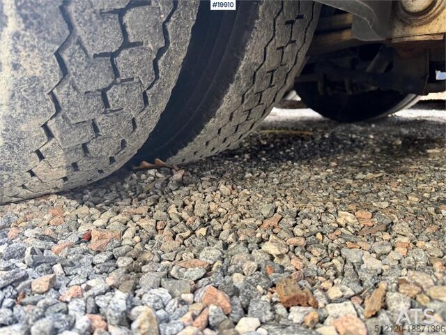 Low loader Istrail Machinery Semi-trailer w/ Hydraulic bridges.