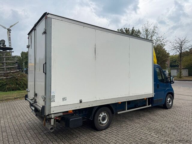 Vrachtwagen met bakwagen FIAT Ducato koffer mit ladebordwand
