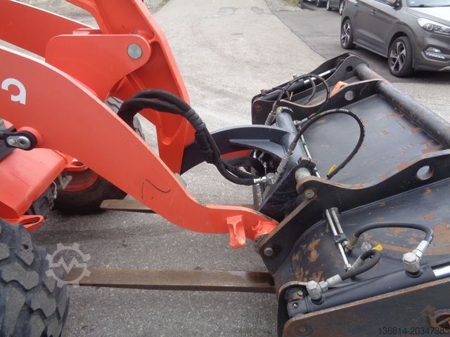 Chargeuse sur pneus KUBOTA R085 SW + Klappschaufel + Gabeln