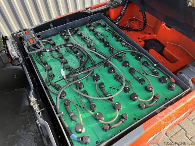 Electric 3-wheel forklift Linde E16-02