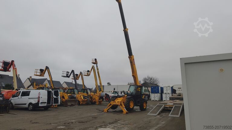Telescopic Forklift JCB 535-140 with forks and loading bucket