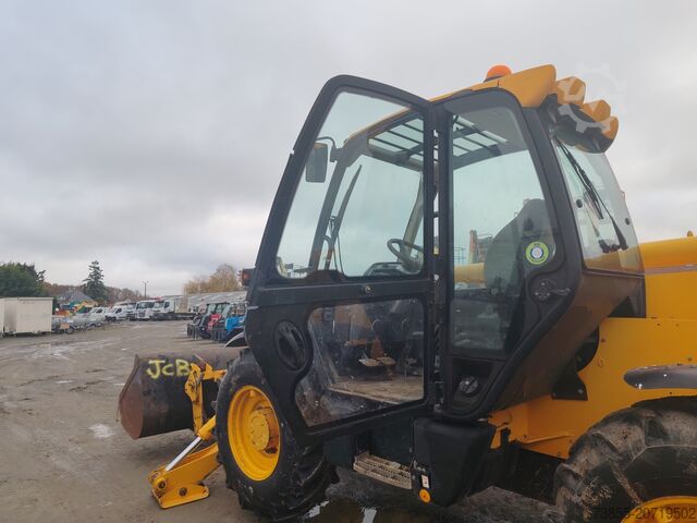 Telescopic Forklift JCB 535-140 with forks and loading bucket
