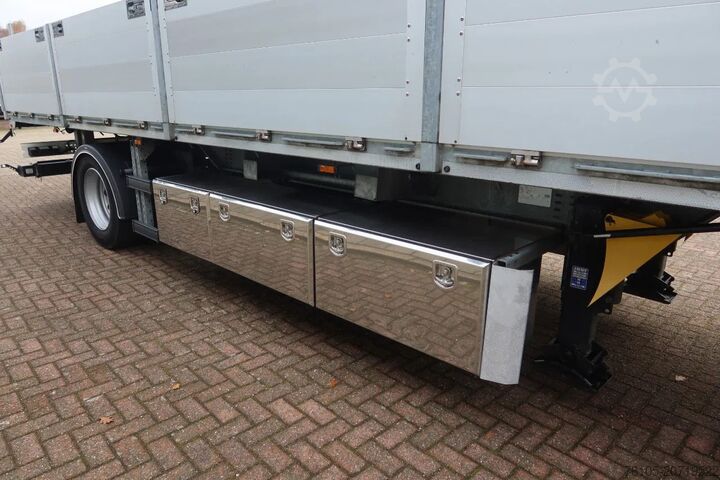 Autogru Mercedes-Benz Actros 2133 L Trekker + Hiab Kraan met City Tra...