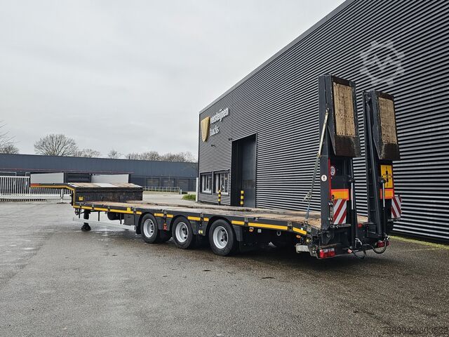 Low loader Kassbohrer LB3E / 3 AXLE / HYDRAULIC RAMP / LIFT AXLE