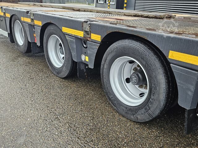 Low loader Kassbohrer LB3E / 3 AXLE / HYDRAULIC RAMP / LIFT AXLE