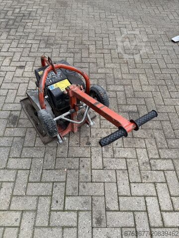 Revo vibrating plate DVW2500 Hatz diesel 2008 with wheel set REVO DVW2500 hatz diesel 2008 met wielstel