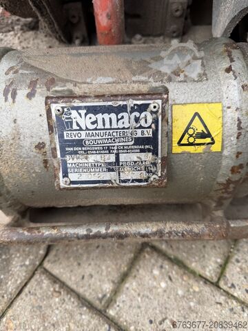 Revo vibrating plate DVW2500 Hatz diesel 2008 with wheel set REVO DVW2500 hatz diesel 2008 met wielstel