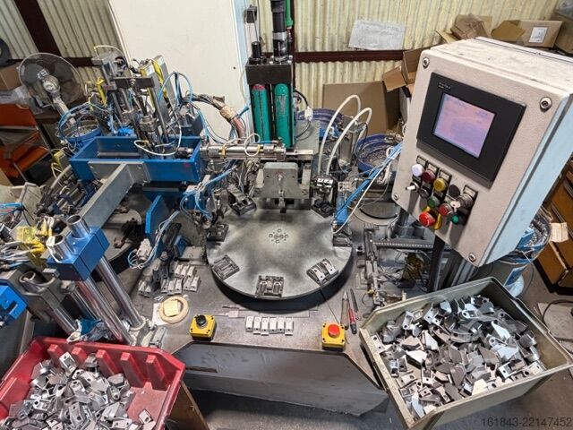 Robot til montering af hjørnebeslag på aluminiumprofiler Cosberg Tavola Rotante