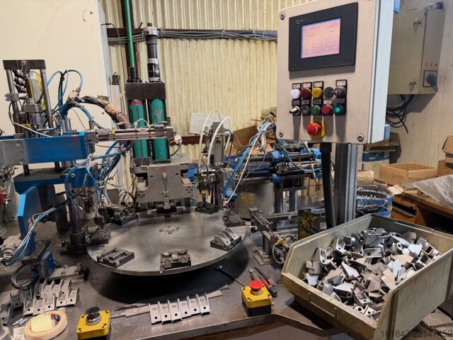 Robot til montering af hjørnebeslag på aluminiumprofiler Cosberg Tavola Rotante