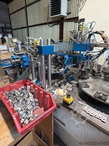 Robot til montering af hjørnebeslag på aluminiumprofiler Cosberg Tavola Rotante
