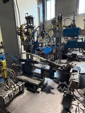 Robot til montering af hjørnebeslag på aluminiumprofiler Cosberg Tavola Rotante