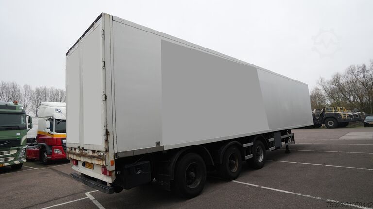 Koffer Jumbo 3 AXLE CLOSED BOX WITH CHAIN SYSTEM