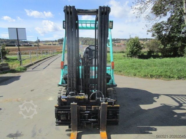 Dieselstapler Mitsubishi 2,5 Ton.- Triplex 4,7m - Zinkenversteller + Seiten