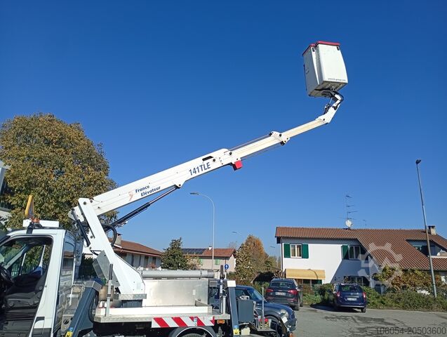 Furgón con plataforma elevadora Iveco Daily 35