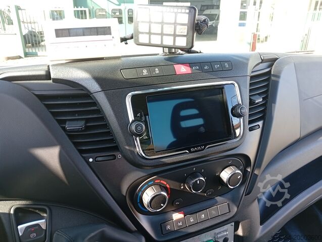 Furgón con plataforma elevadora Iveco Daily 35