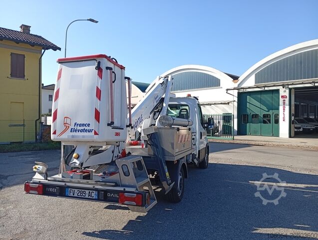Furgón con plataforma elevadora Iveco Daily 35