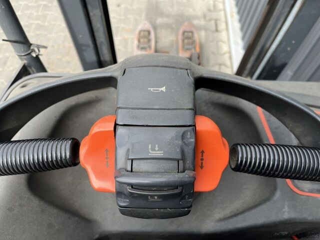 Stand-on gaffeltruck Linde D12SF