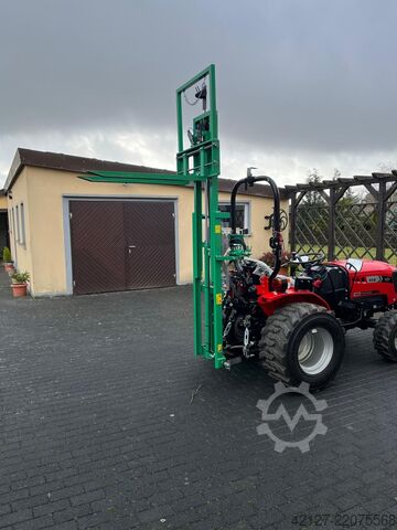 Traktor hátsó emelővillával és talajmaróval Fieldtrac 918 D