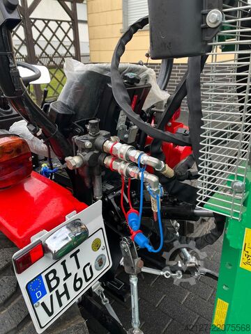 Traktor hátsó emelővillával és talajmaróval Fieldtrac 918 D
