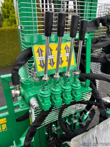 Traktor hátsó emelővillával és talajmaróval Fieldtrac 918 D