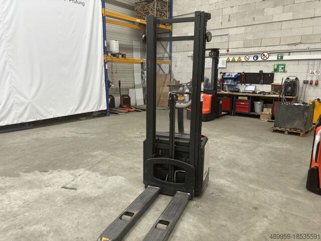 Hoogheffende truck BT Hochhubwagen SWE 120