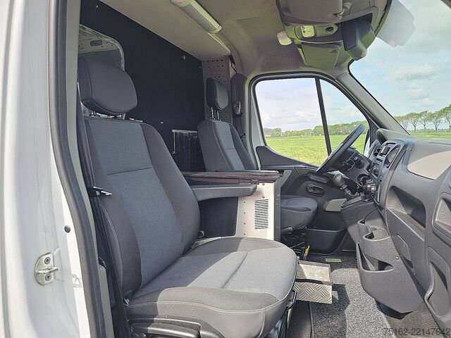 High-roof van RENAULT MASTER 2.3 L2H2 Navi Trekhaak!