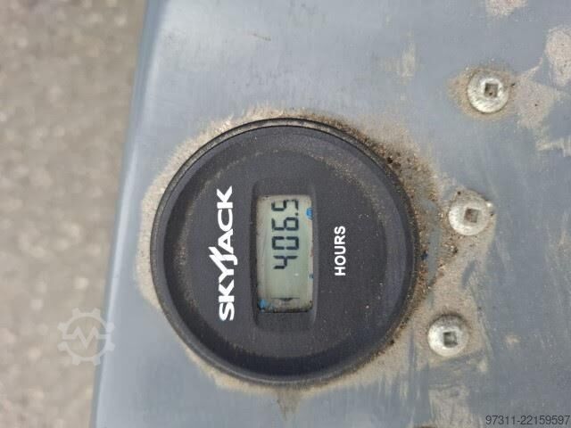 Podnośnik nożycowy SkyJack SJIII 3219
