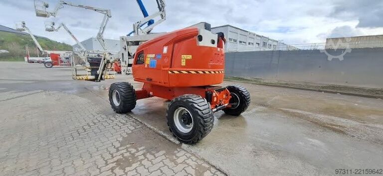 Przegubowa teleskopowa platforma robocza JLG 520AJ
