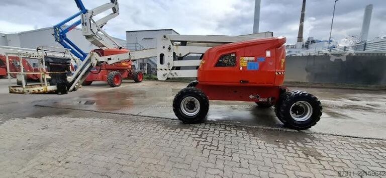 Przegubowa teleskopowa platforma robocza JLG 520AJ