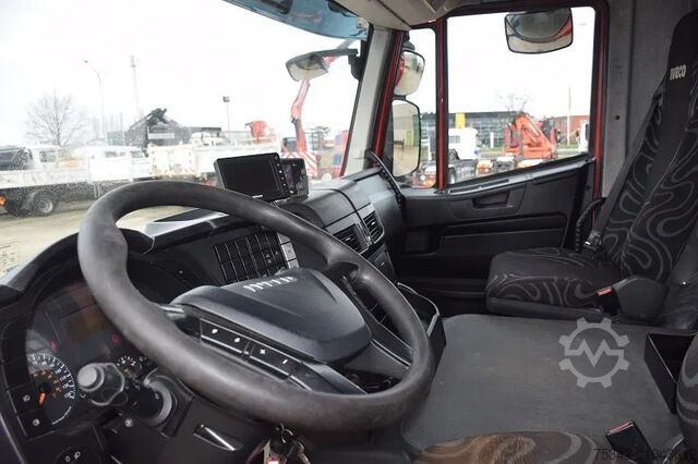 Vrachtwagen met kraan Iveco Trakker 360