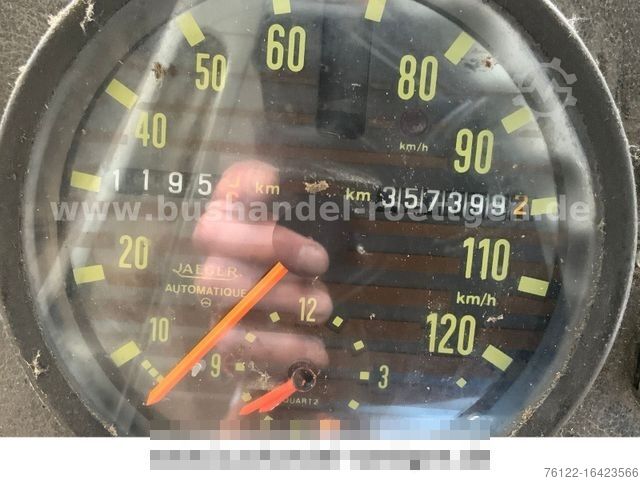 Autobus MERCEDES-BENZ O 302/ Restourationsobjekt/ Oldtimer